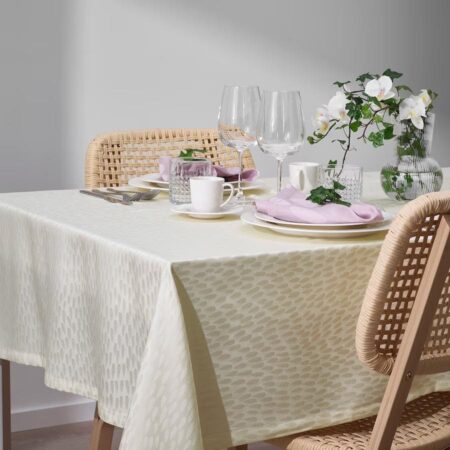 Ikea propose un large choix de nappes pour sublimer votre table au dîner de Noël-article
