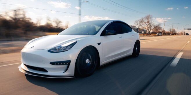 Il monte dans sa Tesla puis la démarre et s’aperçoit après quelques kilomètres que ce n’est pas sa voiture