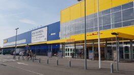 La table Ikea à poser à côté du lit pour gagner de l'espace, du confort et en design