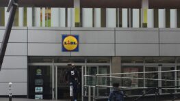 Le tabouret de salle de bain Lidl multifonction et idéal pour ranger les vêtements sales à l'intérieur