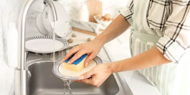Ne lavez plus jamais vos assiettes et couverts avec ces liquides vaisselle ce sont les pires