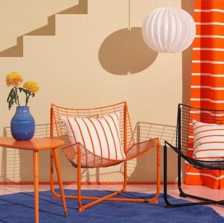 Ikea cartonne avec ce fauteuil coloré et minimaliste pour ajouter une touche de modernité à votre salon