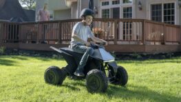 Après son téléphone et les voitures Tesla lance un cyberquad pour enfant