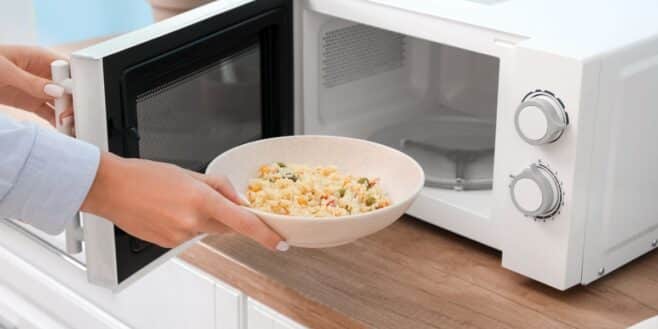 Arrêtez d'utiliser cette option sur votre micro-ondes elle fait exploser votre facture d'électricité