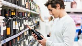 Ce détail qu'il faut à tout prix regarder avant d'acheter une bouteille de vin