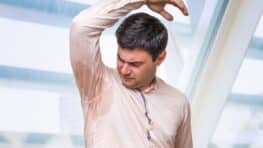 Ces 3 astuces peu connues permettent de limiter la transpiration selon cette dermatologue
