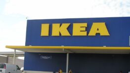 Cette lampe à effet miroir Ikea va illuminer et agrandir votre salon