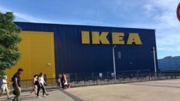 Ikea lance l'incontournable bibliothèque avec portes vitrées