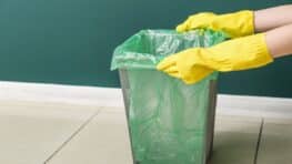 La vraie méthode pour bien mettre un sac poubelle et avoir aucun souci