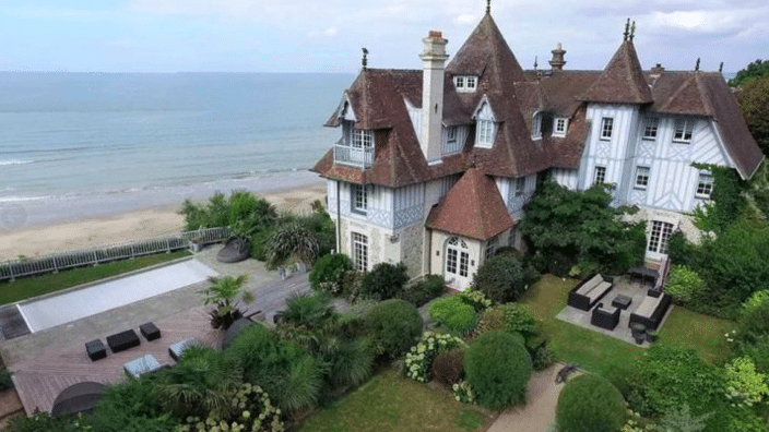 Laurent Ruquier l'intérieur de son impressionnant manoir en Normandie dévoilé
