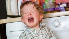 Un petit garçon scotché sur sa chaise à cause de son attitude horrible