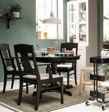 Ikea cartonne avec sa table extensible ultra design pour donner une touche baroque à votre salon