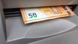 Cette astuce peu connue pour retirer de l'argent sans carte bleue au distributeur automatique