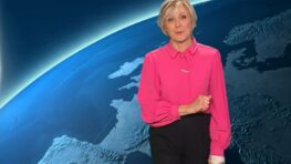 Evelyne Dhéliat ce souci de santé qui l'oblige à porter une attelle