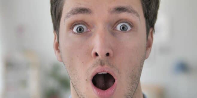 Il pense que sa femme le trompe la filme et quand il voit les images il hallucine elle a osé