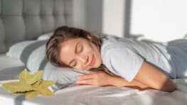 L'astuce des feuilles de laurier sous l'oreiller pour bien dormir la nuit