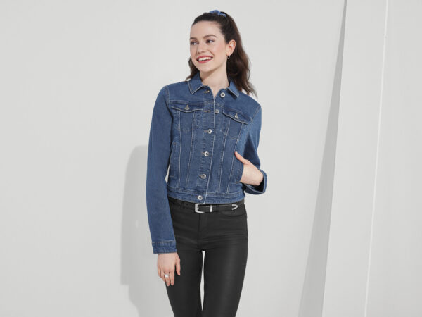 Lidl baisse le prix de sa veste en jean tendance qui passe à moins de 6 euros