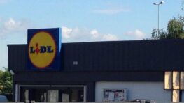 Lidl met en vente la table de jardin imperméable pour profiter des premiers rayons de soleil