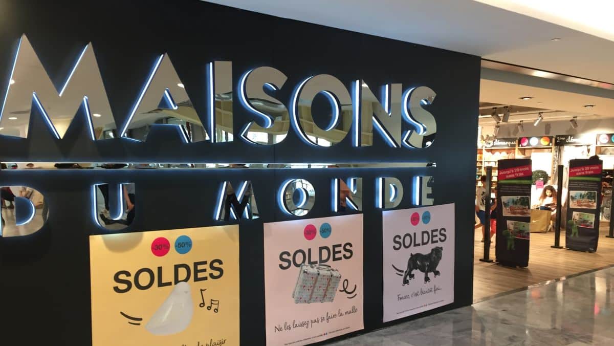 Maisons du Monde frappe fort avec ce miroir sur pied en bois idéal pour