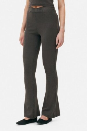 Primark transforme ce legging en un pantalon très stylé et élégant à prix mini-article