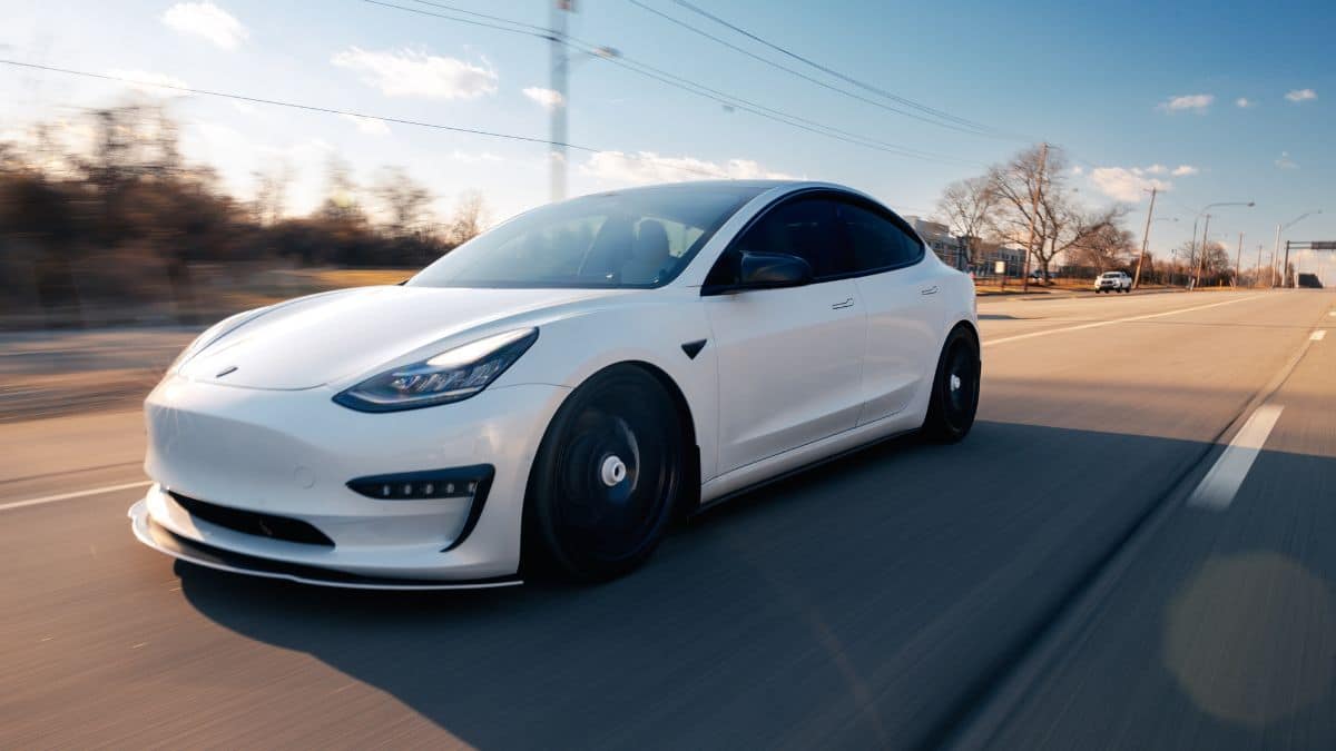 Tesla: il arrive à recharger sa voiture sans jamais la brancher