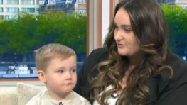 Un petit garçon déguste sa boisson glacée préférée et frôle la mort