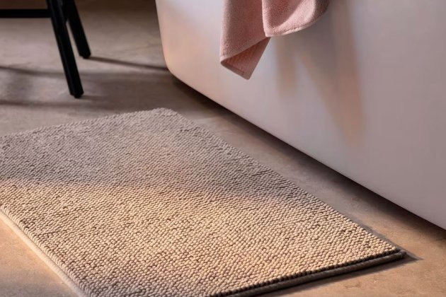 Le tapis à séchage rapide Ikea ultra pratique et très design pour la salle de bain