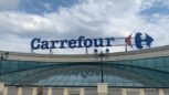 3 looks Carrefour avec chemise, pantalon et baskets qui vont du 25 et au 55