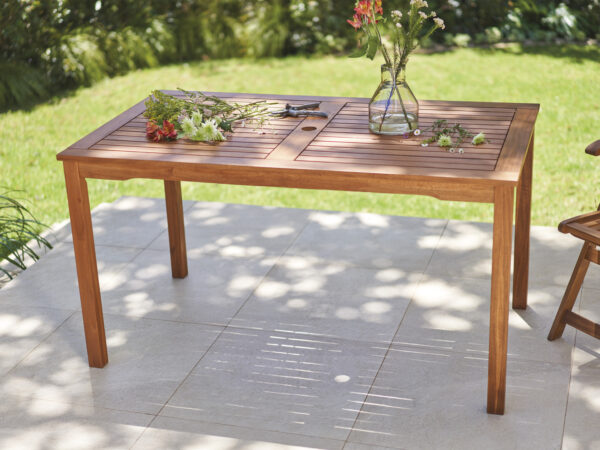 Cohue chez Lidl pour cette table de jardin en bois au look intemporel