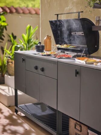 Ikea lance un nouveau barbecue au charbon avec de nombreux rangements-article