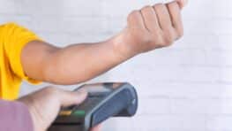 Il paie tous ses achats avec sa main après s'être fait implanter la puce de sa carte bancaire