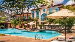 Il trouve une faille pour dormir à l'hôtel gratuit pendant 5 ans et balance tout