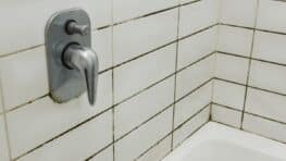 L'astuce secrète des plombiers pour retirer toutes les taches noires des joints en silicone