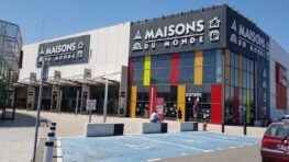 Le lit de jardin de Maisons du Monde qui se transforme en chaise longue pliante