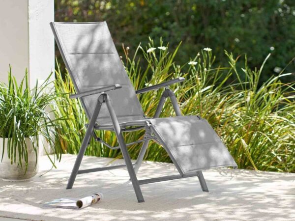 Reposez-vous tranquillement dans votre jardin avec cette chaise longue de Lidl !
