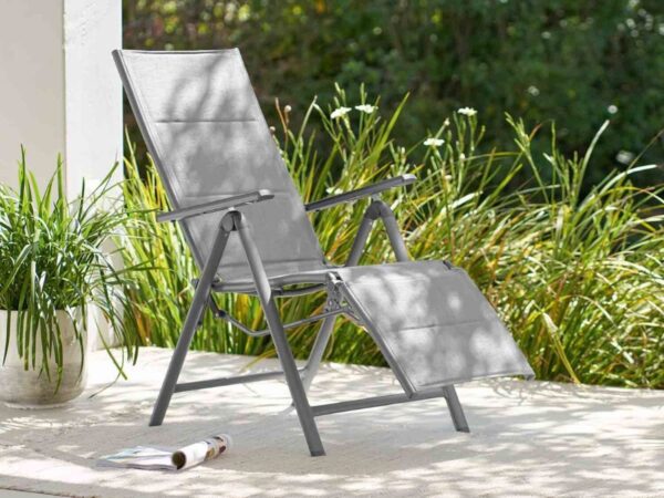 Reposez-vous tranquillement dans votre jardin avec cette chaise longue de Lidl !