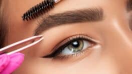 60 millions de consommateurs déconseille de se teindre les sourcils de cette manière