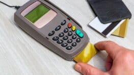 Alerte info: si votre carte bancaire rentre comme ça dans un TPE c'est une arnaque