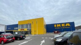 Ce canapé Ikea se transforme en lit et convient parfaitement aux petits salons