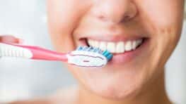 Ce geste que beaucoup font après le brossage des dents est déconseillé par les dentistes