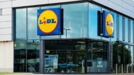 C'est la table à manger Lidl avec pieds réglables qui s'adapte à tous les salons