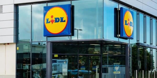 C'est la table à manger Lidl avec pieds réglables qui s'adapte à tous les salons