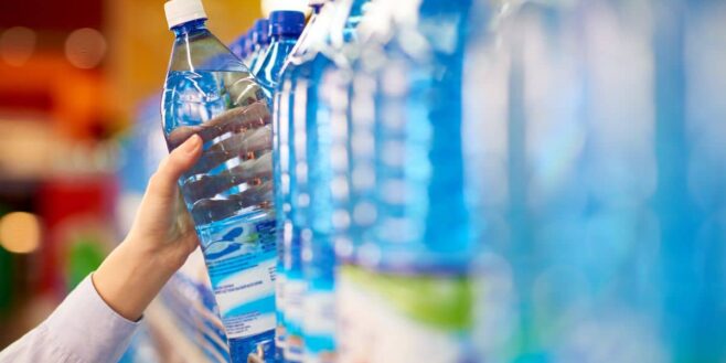 Les grandes marques de bouteilles d'eau contaminées n'en boivent plus