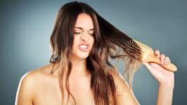 Les astuces les plus efficaces pour démêler les cheveux et retirer les nœuds difficiles