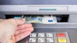 Cette méthode surprenant vous permettra de retirer de l’argent au distributeur sans carte bancaire