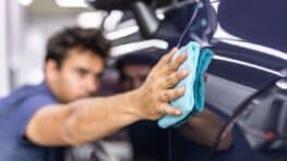 Astuce imparable pour enlever les rayures de la voiture avec 1 ingrédient de cuisine