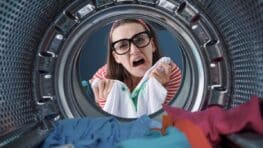 L'astuce géniale pour laver les vêtements délicats avec 1 boisson que tout le monde a dans ses placards