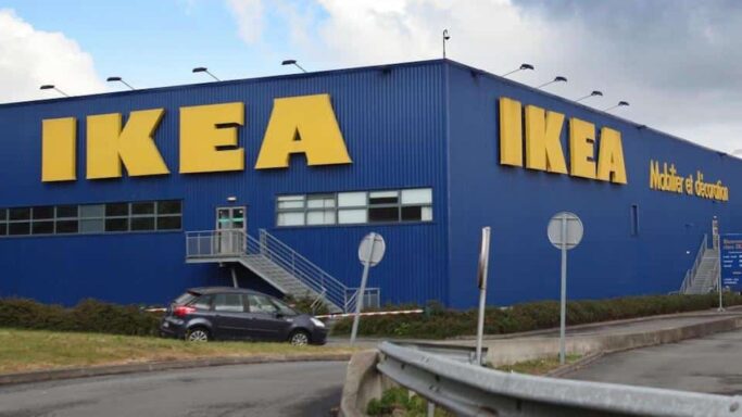 Le nouveau lampadaire extérieur Ikea fonctionne sans électricité
