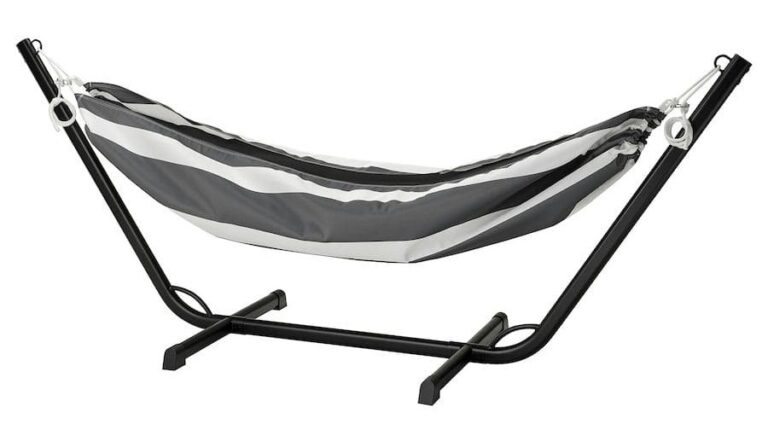 Ikea cartonne avec son hamac ultra confortable pour faire la sieste au soleil