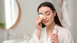 Ces terribles dangers si vous ne vous démaquillez pas avant de vous coucher